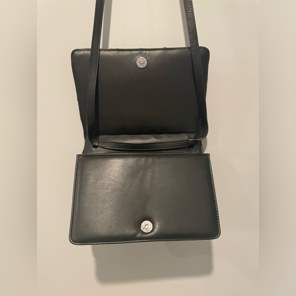 H&M Quilted Cushioned Crossbody Bag. Used Once. Excellent Condition.🩵 - Picture 4 of 4